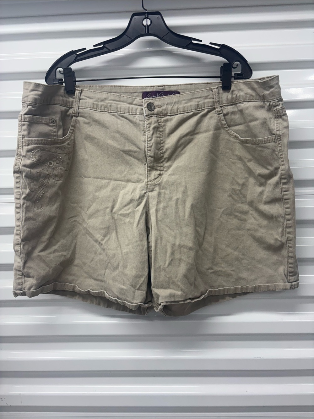 Gloria Vanderbilt Women's Beige Solid Chino Shorts 22W Embroidered 5-Pocket